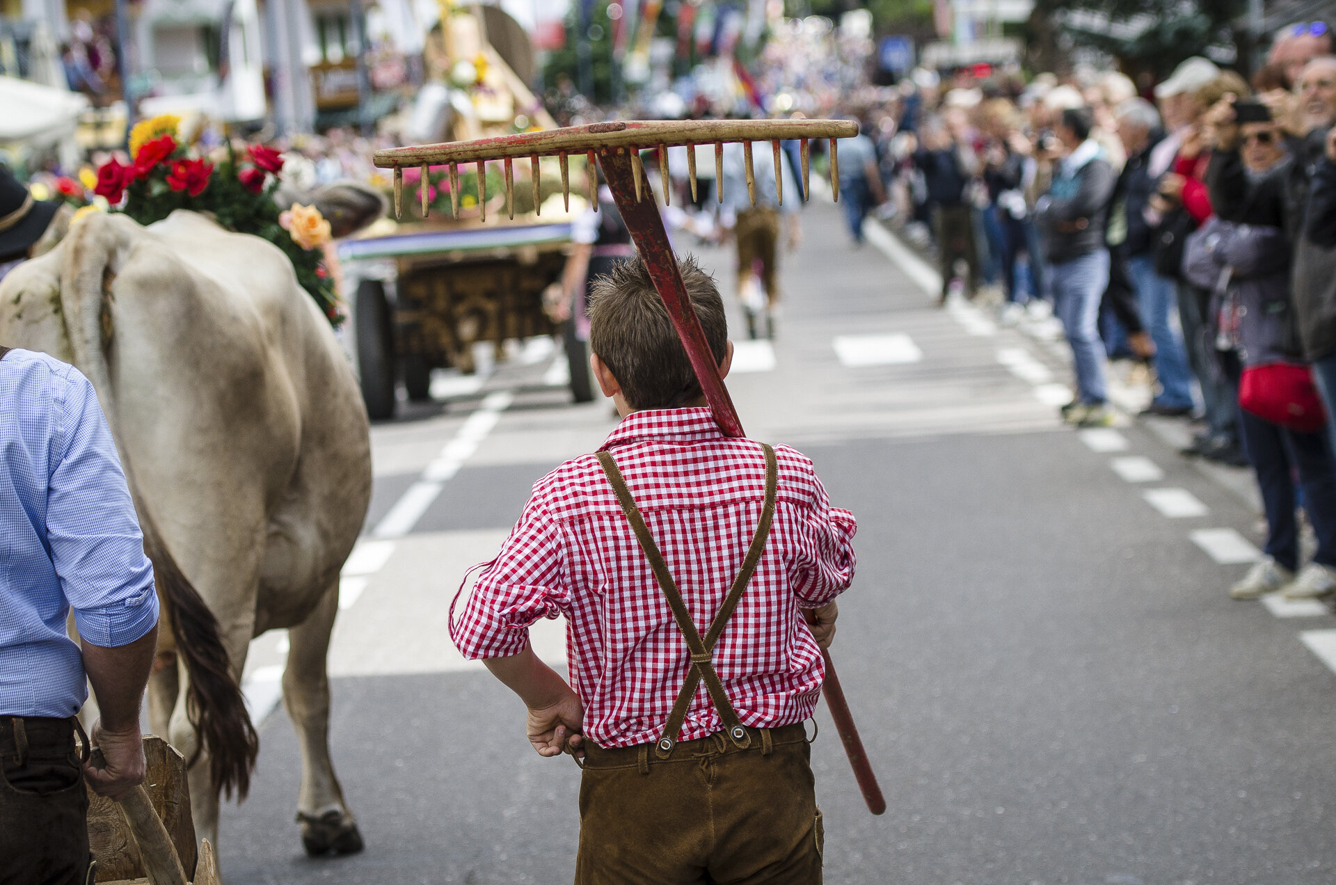 Sfilata in abiti tradizionali ladini per le vie del paese di Canazei in Val di Fassa | © Andrea Costa - Archivio Immagini ApT Val di Fassa