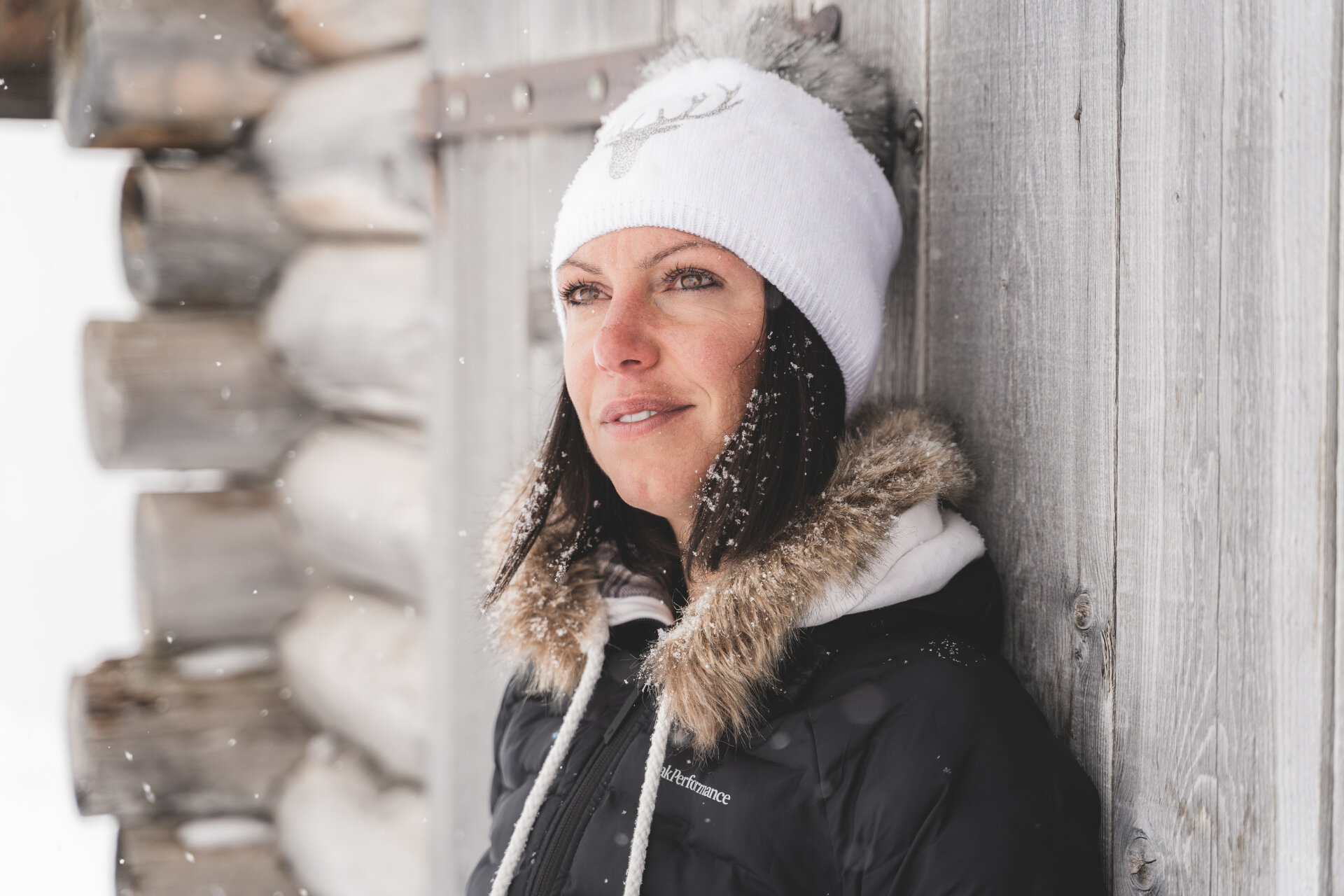 Donna ammira il panorama invernale | © Patricia Ramirez - Archivio Immagini ApT Val di Fassa