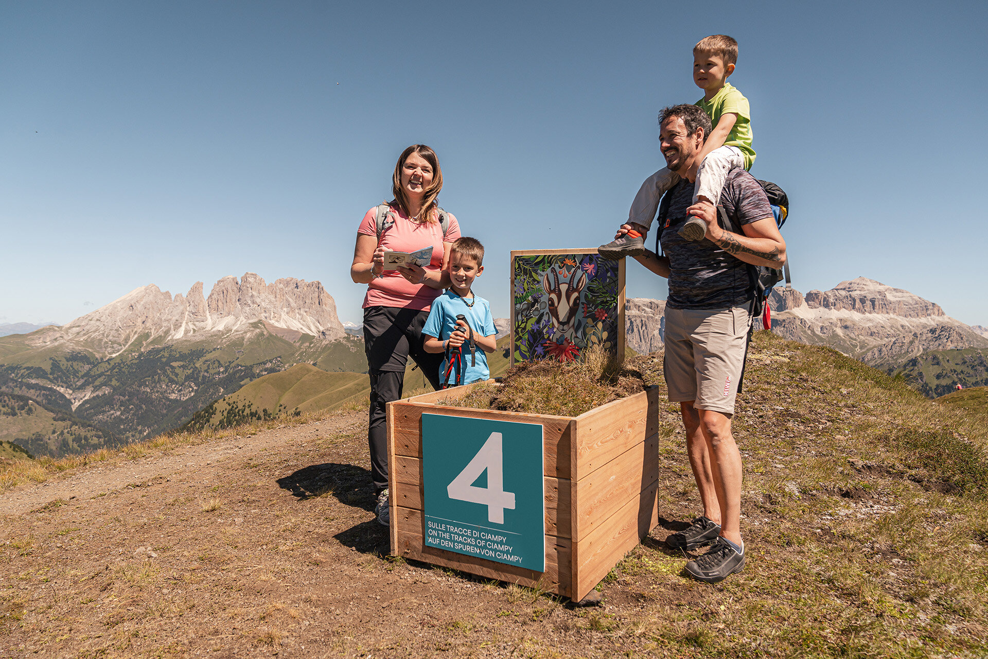 Famiglia lungo il percorso "Sulle tracce di Ciampy" al Ciampac, in Val di Fassa | © Mattia Rizzi - Archivio Immagini ApT Val di Fassa