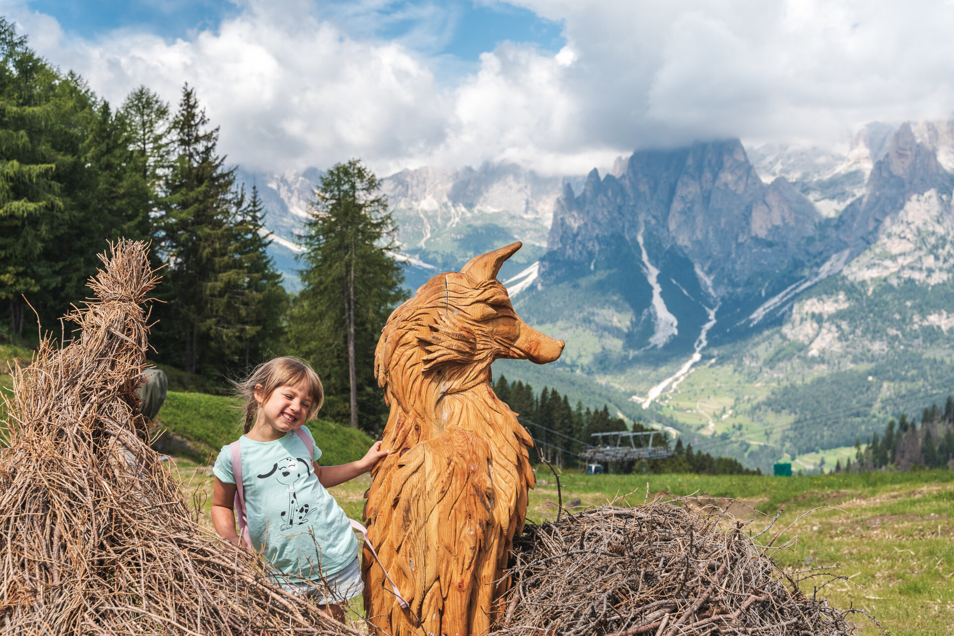 Bambina si diverte lungo un sentiero tematico in alta quota in Val di Fassa | © Patricia Ramirez - Archivio Immagini ApT Val di Fassa