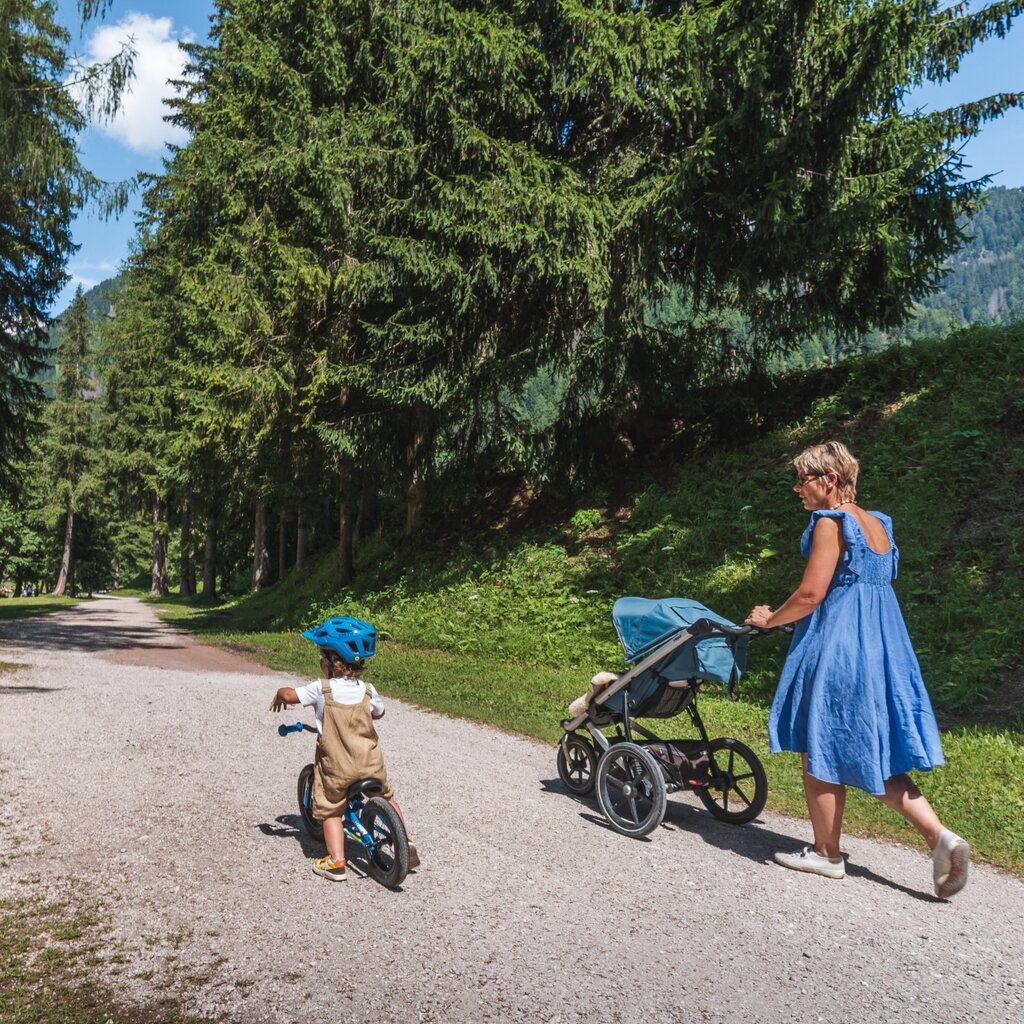 Mamma e bambino con passeggino e bicicletta sulla pista ciclabile | © Patricia Ramirez - Archivio Immagini ApT Val di Fassa
