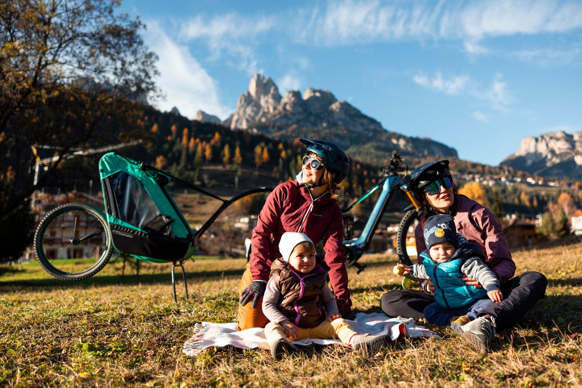 Famiglia si diverte lungo la ciclabile di fiemme e fassa | © Archivio immagini ApT Val di Fassa - Federico Modica