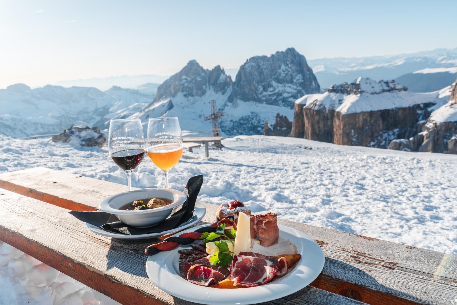 Prodotti tipici sul balcone delle Dolomiti, il Sass Pordoi, con vista sul Gruppo del Sassolungo | © Archivio Immagini ApT Val di Fassa - Patricia Ramirez