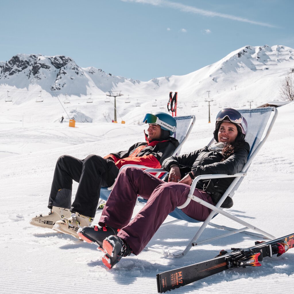 Coppia di sciatori si riposano su sdraio nella skiarea Ciampac | © Mattia Rizzi - Archivio Immagini ApT Val di Fassa