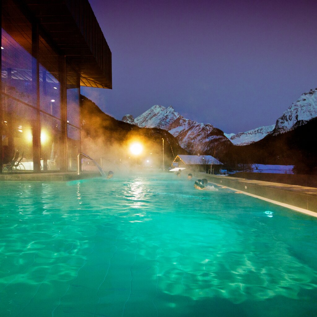 Piscina esterna in inverno con vista sulle Dolomiti a Canazei in Val di Fassa | © Federico Modica - Archivio Immagini ApT Val di Fassa