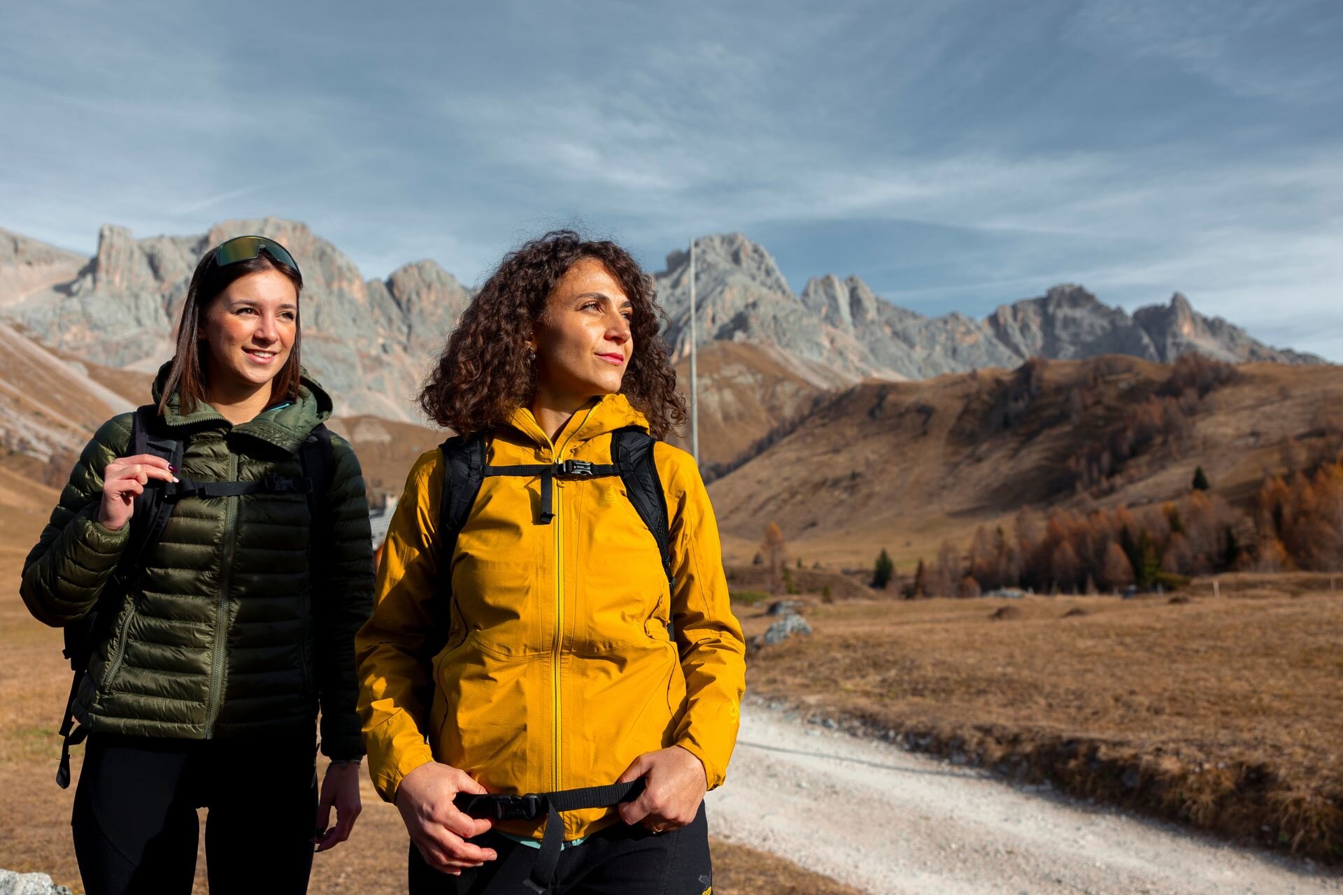 Due ragazze vestite sportive ammirano il panorama autunnale  | © Archivio immagini ApT Val di Fassa - Federico Modica