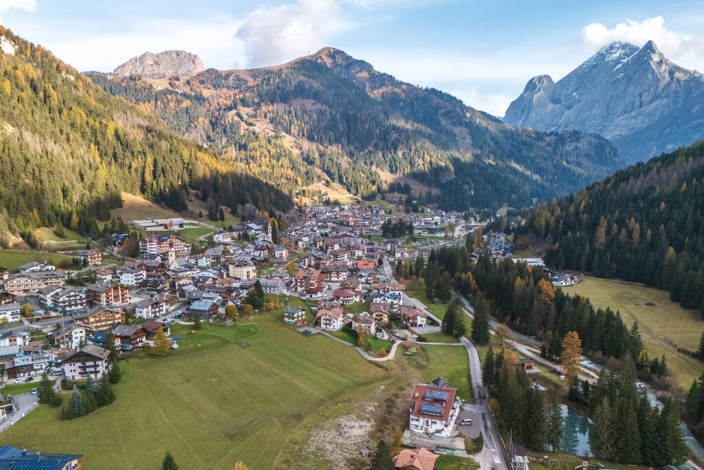 Visuale aerea del paese di canazei in autunno con vista sulle dolomiti | © Archivio immagini ApT Val di Fassas - Patricia Ramirez