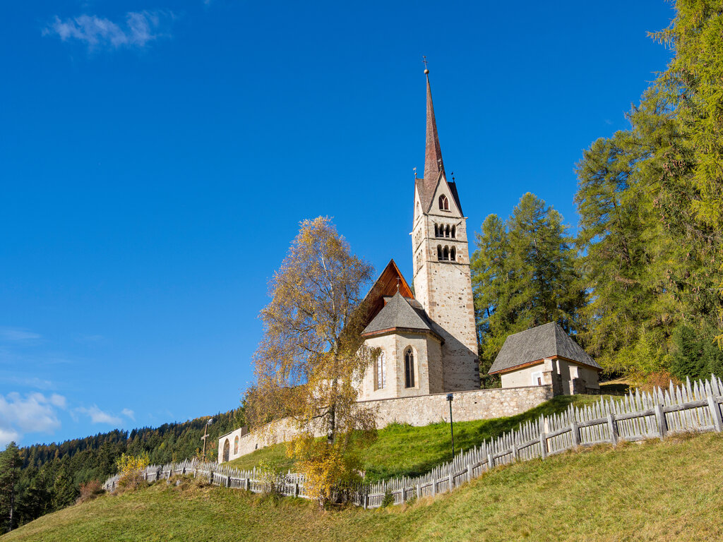 Autunno alla Chiesa di Santa Giuliana a Vigo in Val di Fassa
