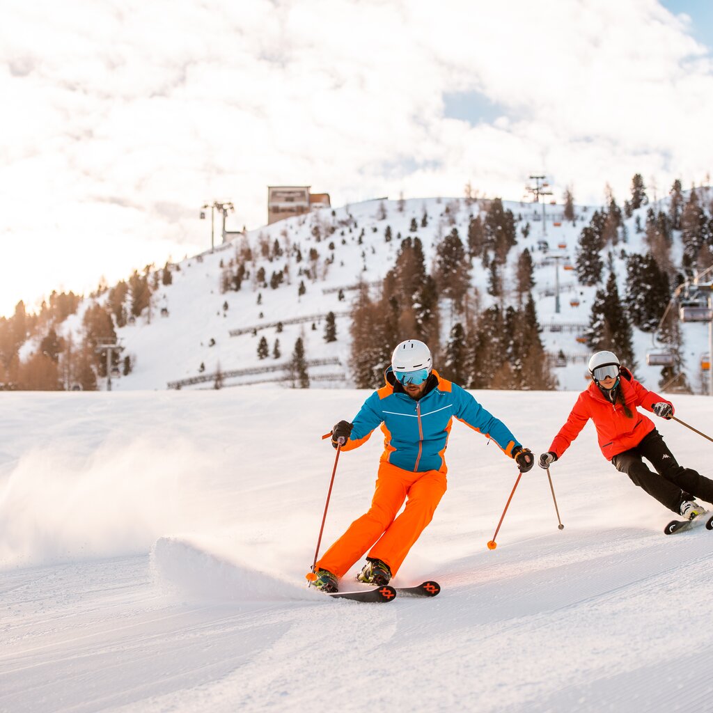 Sciatori sulla pista Piavac skiarea Moena/Alpe Lusia | © Mattia Rizzi - Archivio immagini ApT Val di Fassa