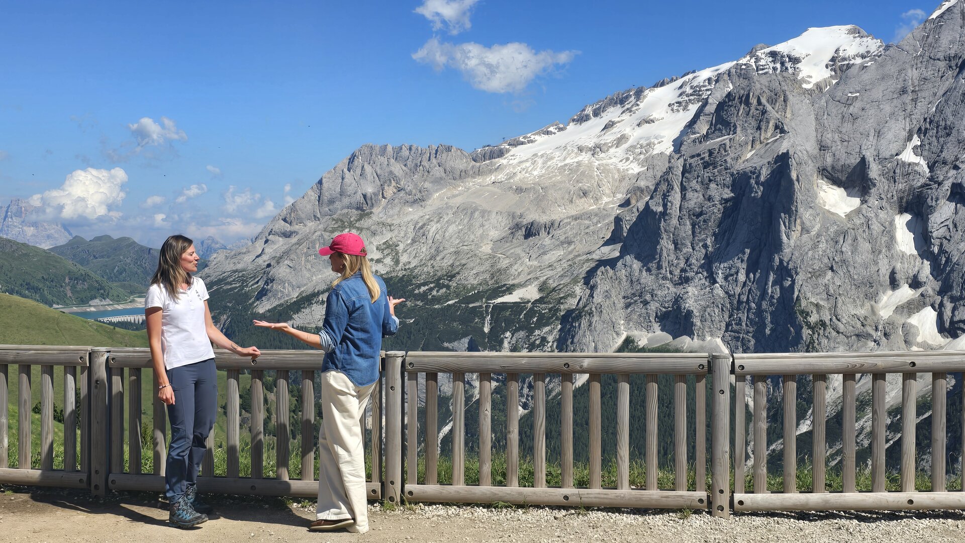 Chiara Maci al Belvedere, Canazei, Val di Fassa con la Marmolada | © Archivio ApT Val di Fassa