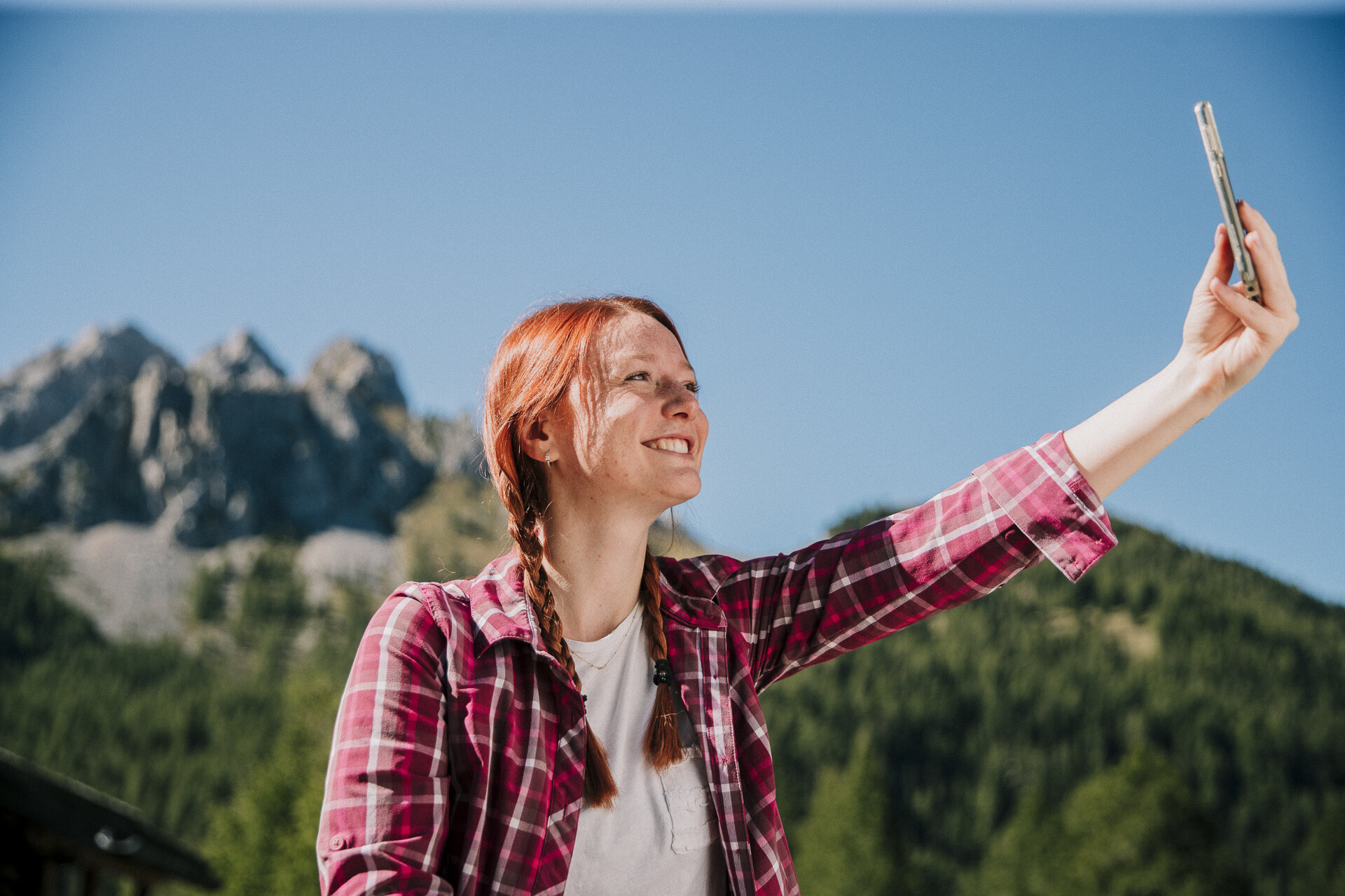 Persona che sorride felice mentre si scatta un selfie in Val di Fassa | © Federico Modica  - Archivio Immagini ApT Val di Fassa